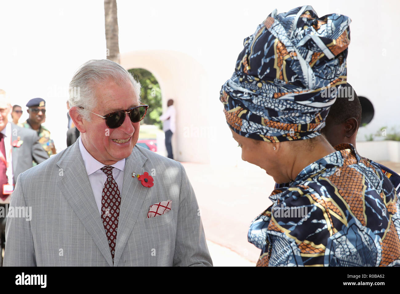 Der Prinz von Wales Gespräche mit einem Gast bei einem Besuch in Osu Castle, auch als Fort Christiansborg in Accra, Ghana bekannt, Am vierten Tag seiner Reise nach Westafrika mit der Herzogin von Cornwall. Stockfoto