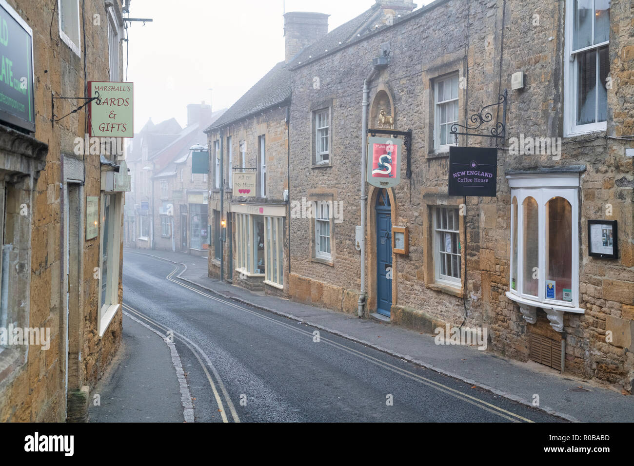 Digbeth Street im frühen Herbst Nebel. Verstauen auf der Wold, Gloucestershire, Cotswolds, England Stockfoto