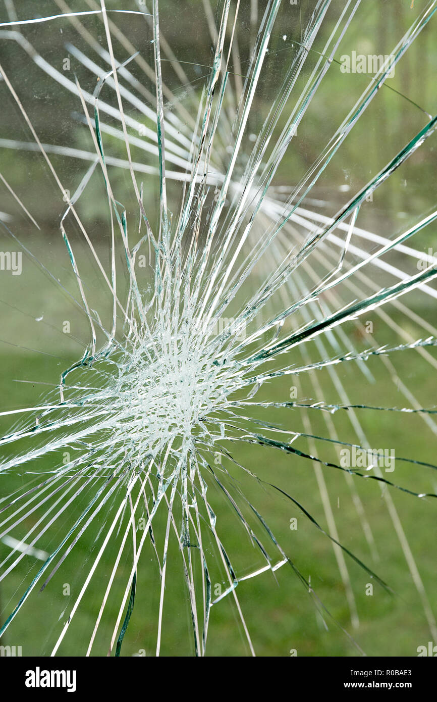 Zerbrochenes Glas der Wartehalle Vandalismus Konzept Stockfoto