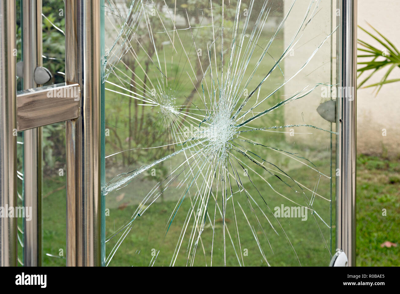 Zerbrochenes Glas der Wartehalle Vandalismus Konzept Stockfoto