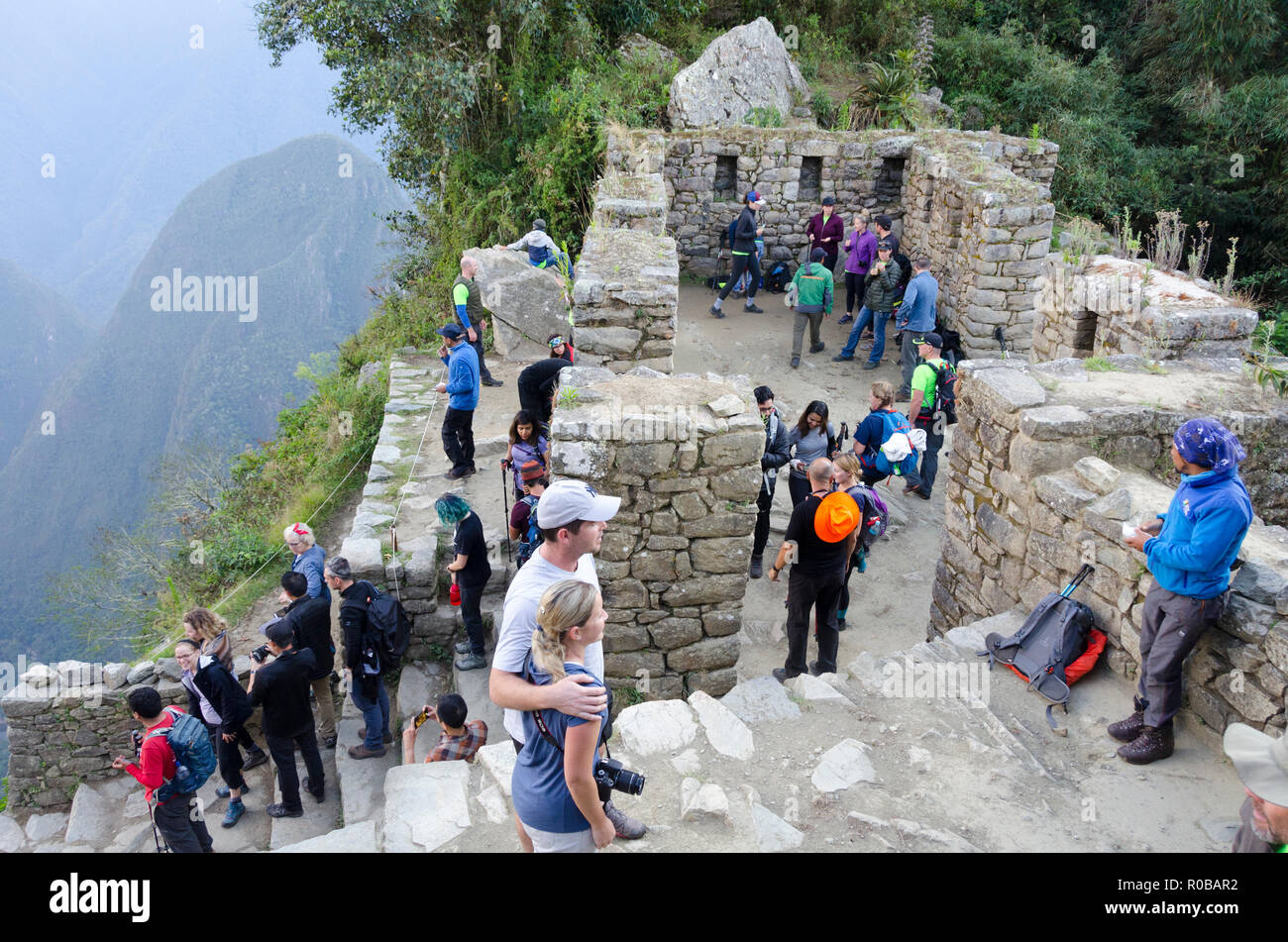 Touristen in der Sonne Tor, auf dem Inka Trail, Huayna Pichu und Machu Pichu in Peru Stockfoto