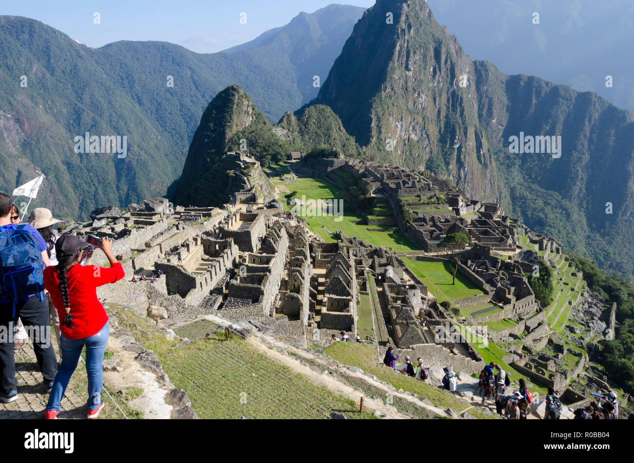 Touristen am Huayna Pichu und Machu Picchu Peru suchen Stockfoto