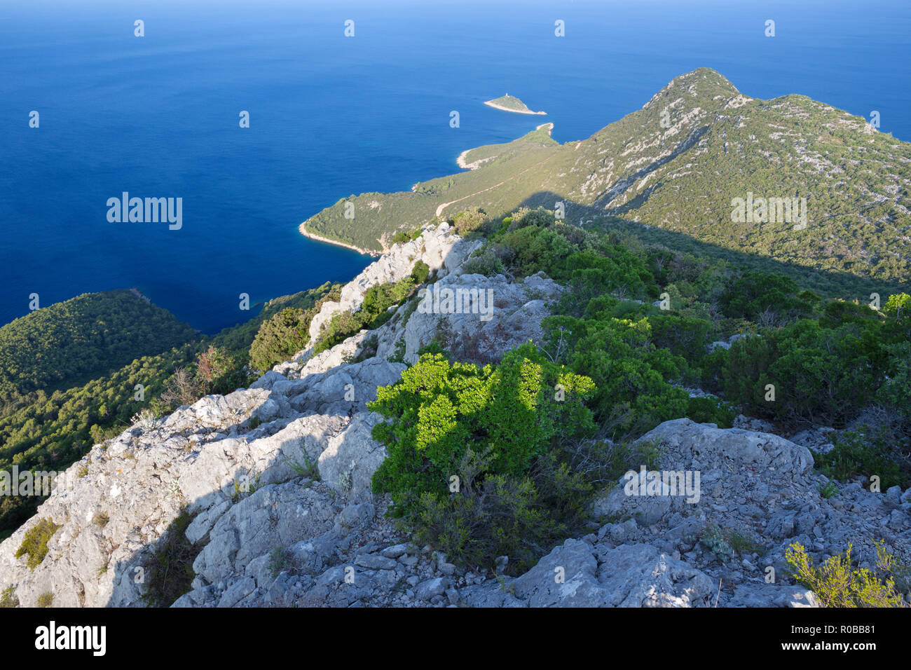 Kroatien - Die Landschaft und die Küste der Halbinsel Peliesac in der Nähe von Zuliana von Sveti Ivan Peak. Stockfoto