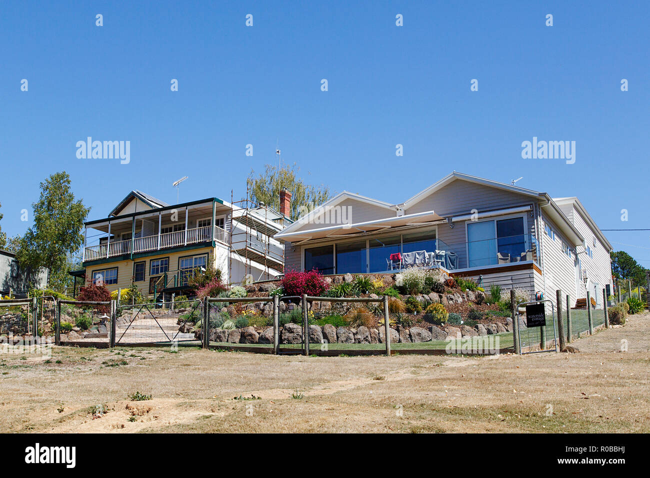 Daylesford, Australien: 23. März 2018: Großes Einfamilienhaus mit Garten Zaun und Veranda in der kleinen Stadt Daylesford - Australien. Stockfoto