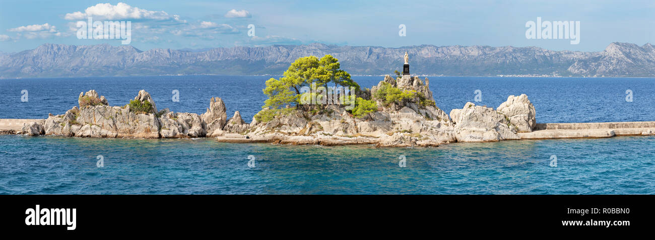 Kroatien - das Panorama mit der Statue der Jungfrau Maria in Trpanj auf der Halbinsel Peliesac. Stockfoto