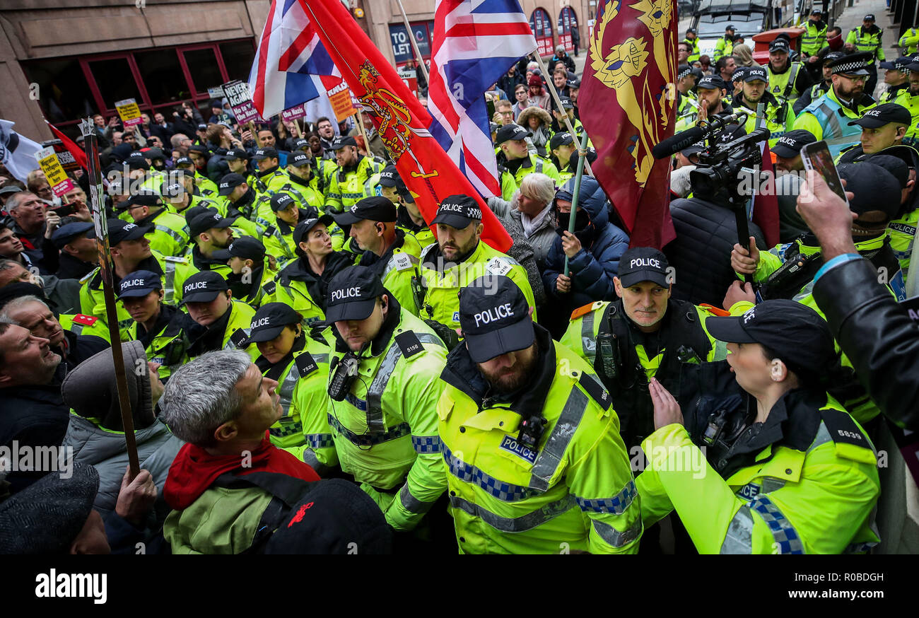 North West Frontline Patrioten sind, die von der Polizei während einer März in Liverpool City Center überwacht. Stockfoto