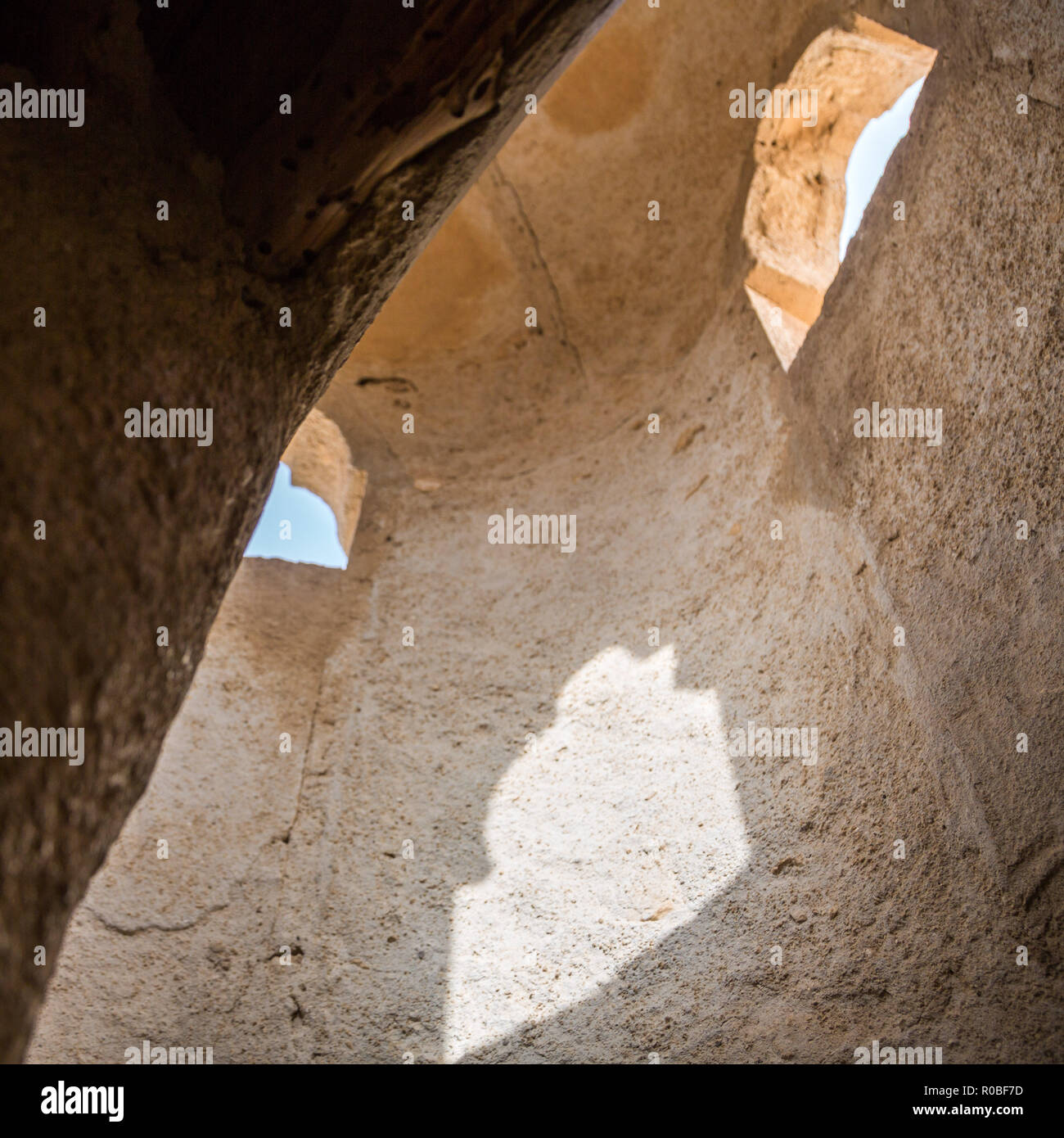 Innerhalb der alten Minarett, Sonnenlicht von Windows. Antike alte arabische perlend und Fischerdorf Al Jumail, Katar ruiniert. Verlassene Moschee mit Minarett. Stockfoto