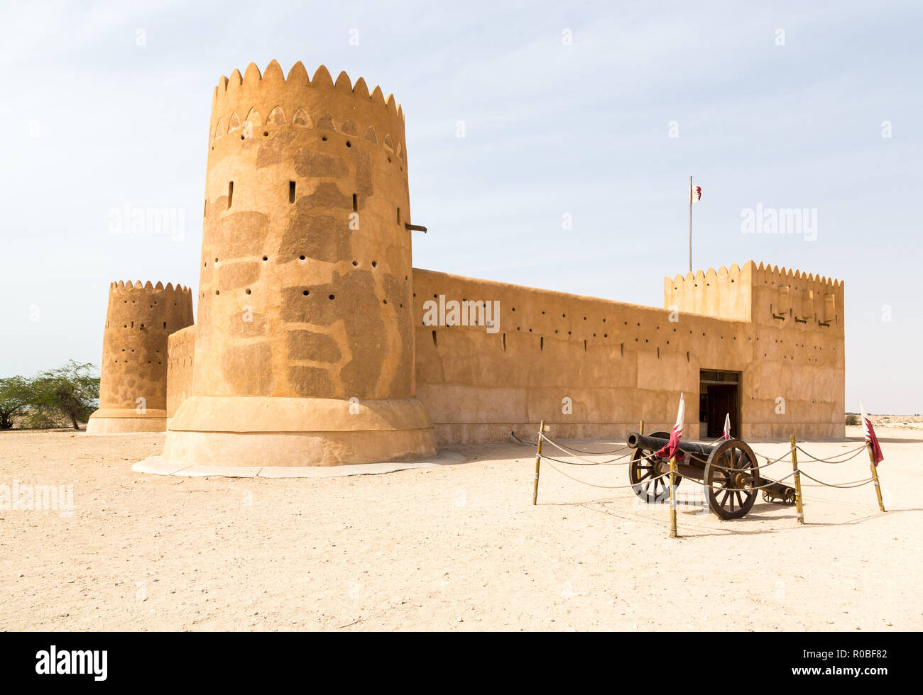 Al Zubara Fort, historische Qatari militärische Festung in der Wüste, mit alten Kanone in der Nähe, Katar. UNESCO-Weltkulturerbe. Naher Osten, Persischer Golf. Stockfoto