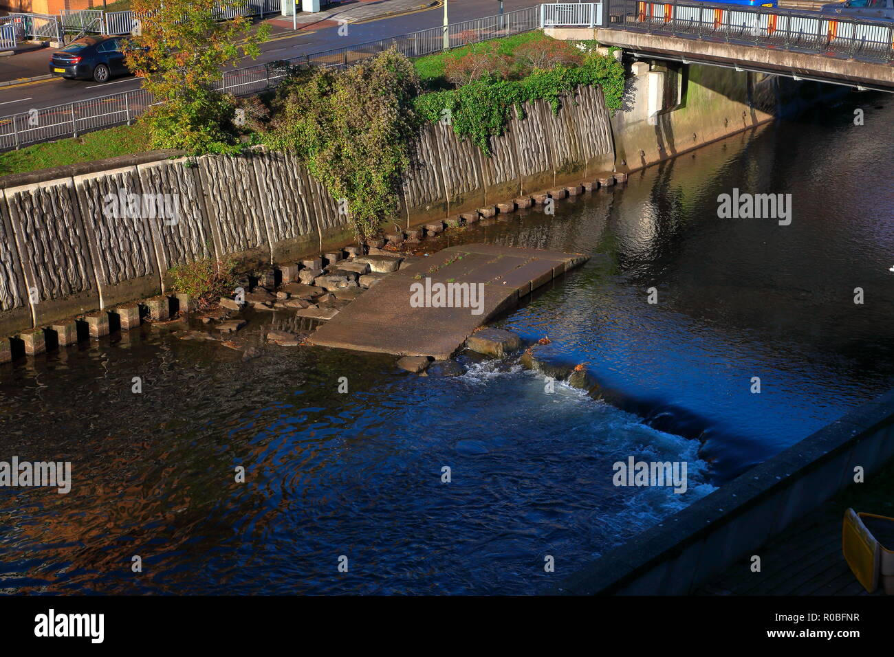 Eine riesige konkrete Plattform im Fluss mit seichtem Wasser entweder Seite zu platzieren Diggers im Fluss mit dem Kran von der angrenzenden Fahrbahn verwendet. Stockfoto