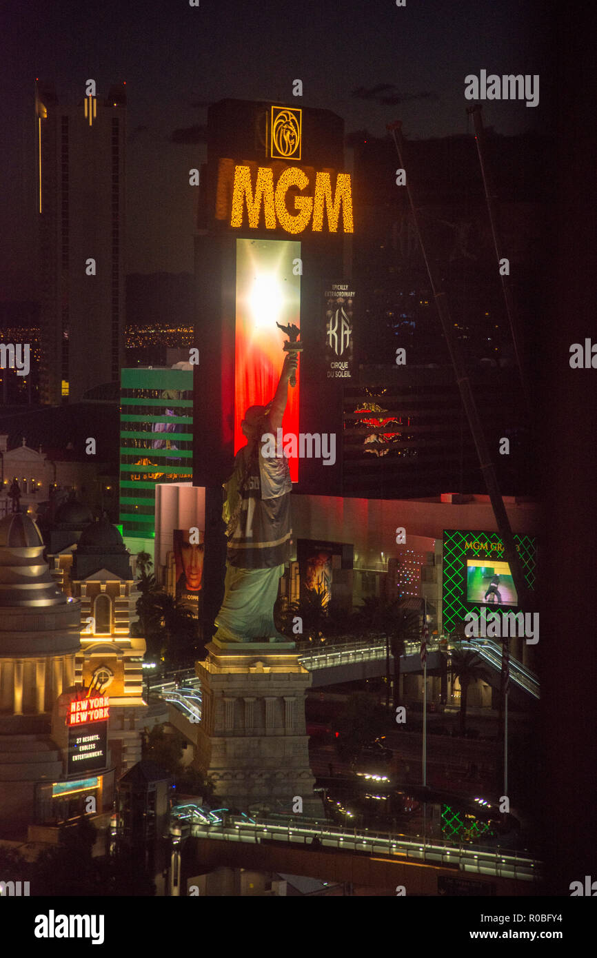 Kolossale Nachbildung der Freiheitsstatue wird durch ein video Reklametafeln auf dem MGM Grand Hotel und Casino auf dem Strip in Las Vega Silhouette Stockfoto