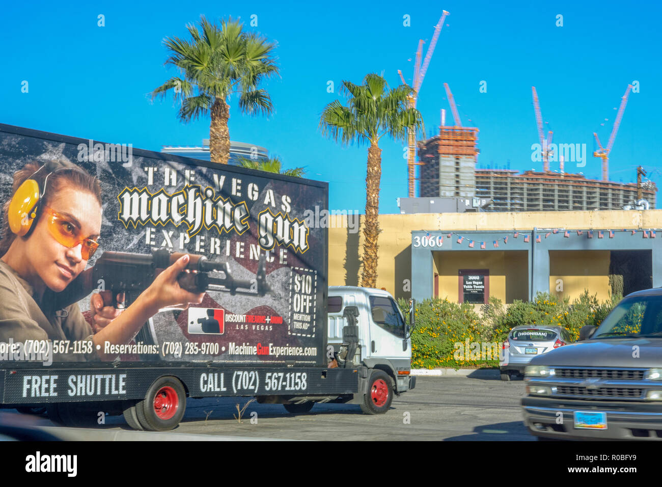 Die Anschlagtafel wirbt für eine kommerzielle gun Bereich aufgerufen die Vegas Maschinengewehr Erfahrung, in Las Vegas, Nevada. Stockfoto