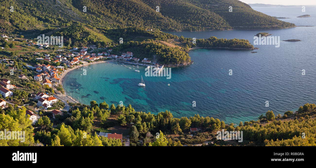 Kroatien - Die Landschaft und die Küste der Halbinsel Peliesac in der Nähe von Zuliana Dorf im Licht der untergehenden Sonne. Stockfoto