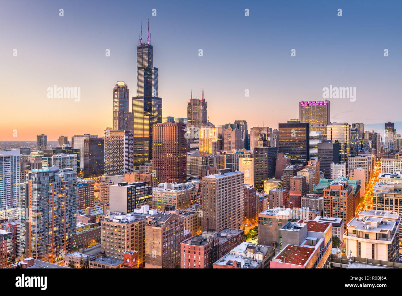 Chicago, Illinois, USA Downtown Skyline von oben in der Abenddämmerung. Stockfoto