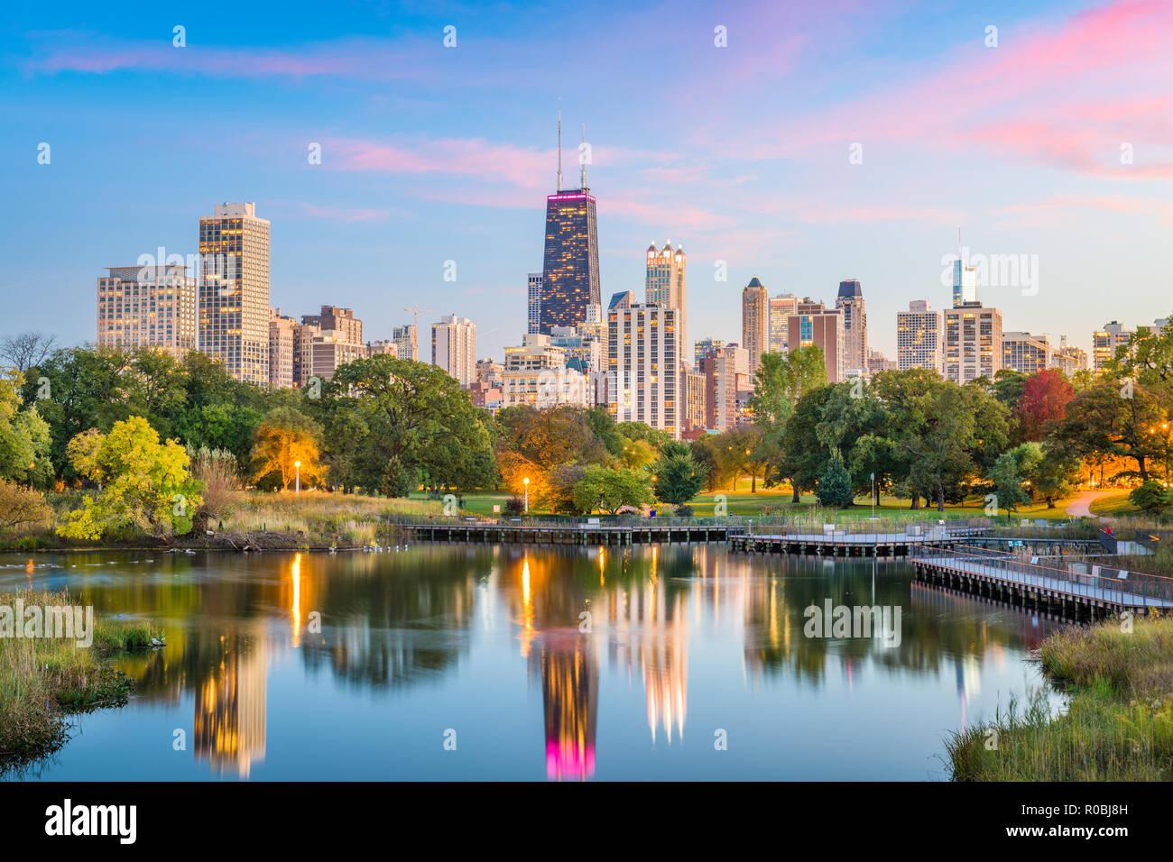 Chicago, Illinois, USA Downtown Skyline von Lincoln Park in der Dämmerung. Stockfoto