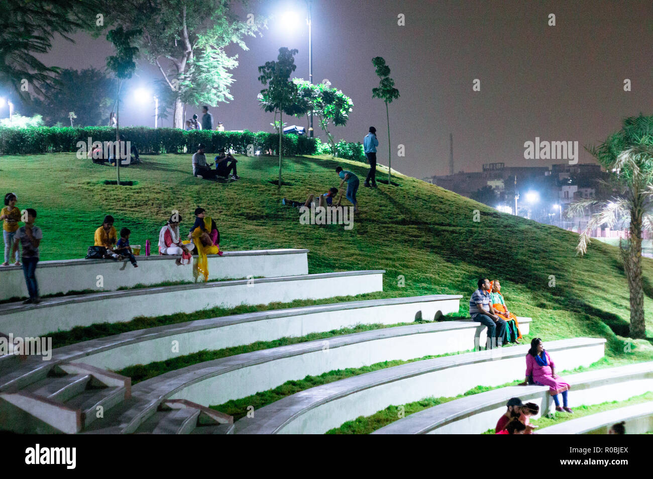 Personen, die im Amphitheater am dravyavati Fluss proj Stockfoto