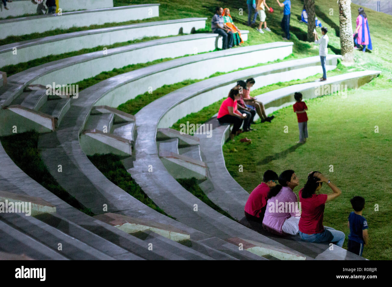 Personen, die im Amphitheater am dravyavati Fluss proj Stockfoto