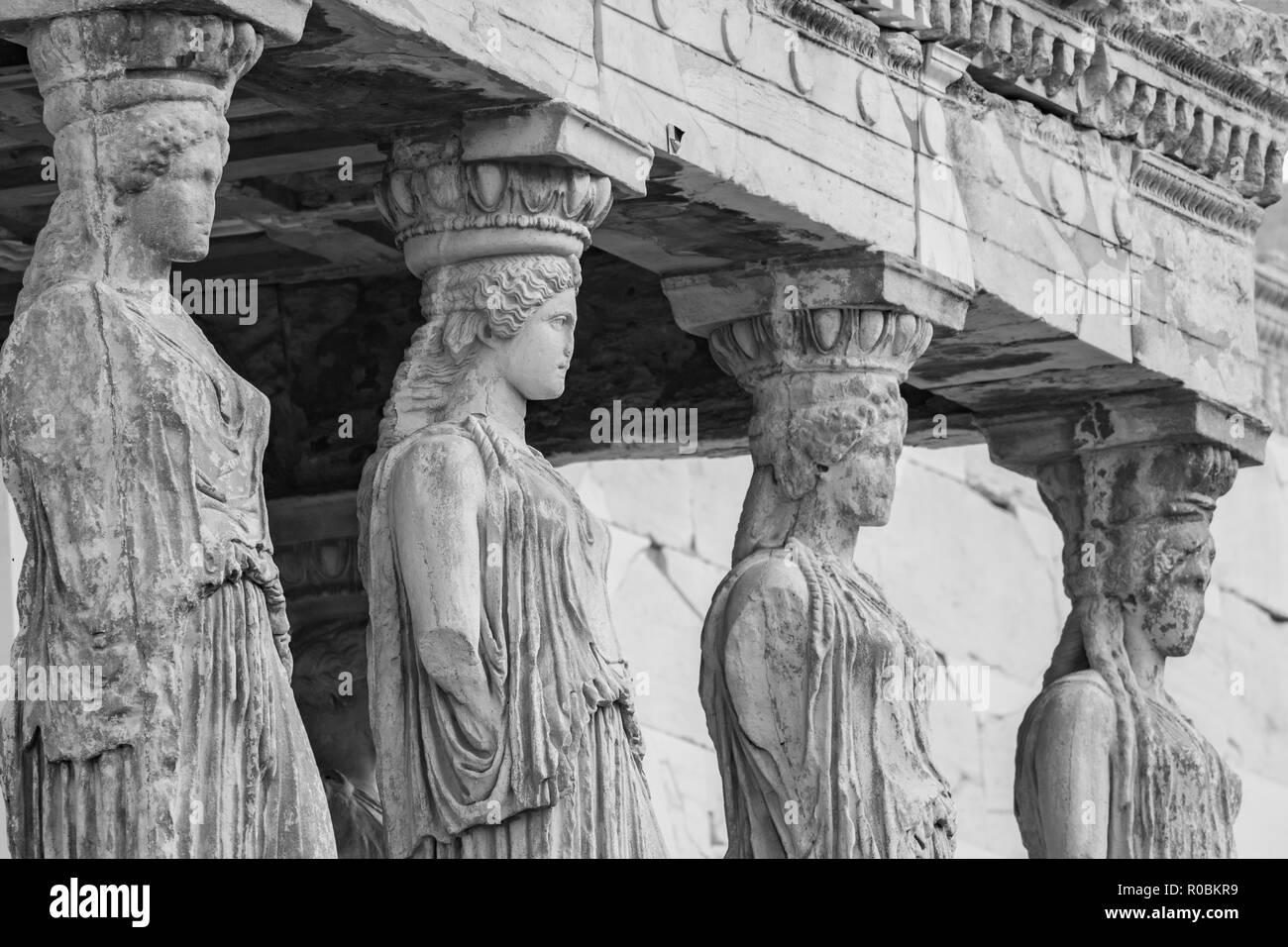 Athen, Griechenland - 28. Oktober 2018: Caryatid Statuen im Erechtheion, Parthenon Tempel, Akropolis - Schwarz und Weiß Stockfoto