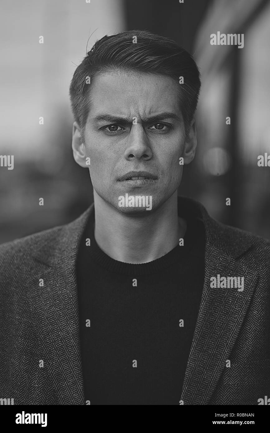 Porträt einer kaukasischen schöner Mann, die ernsthaft die Stirn runzelte. Emotionale Gesicht Konzept. Stockfoto