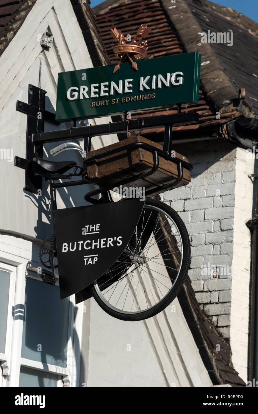 Eine gemeinsame Metzger und Pub Zeichen für eine Fleischerei Fahrrad auf der Wand in dem Metzger Tippen in Spittal Street an Marlow in Buckinghamshire, Großbritannien Stockfoto