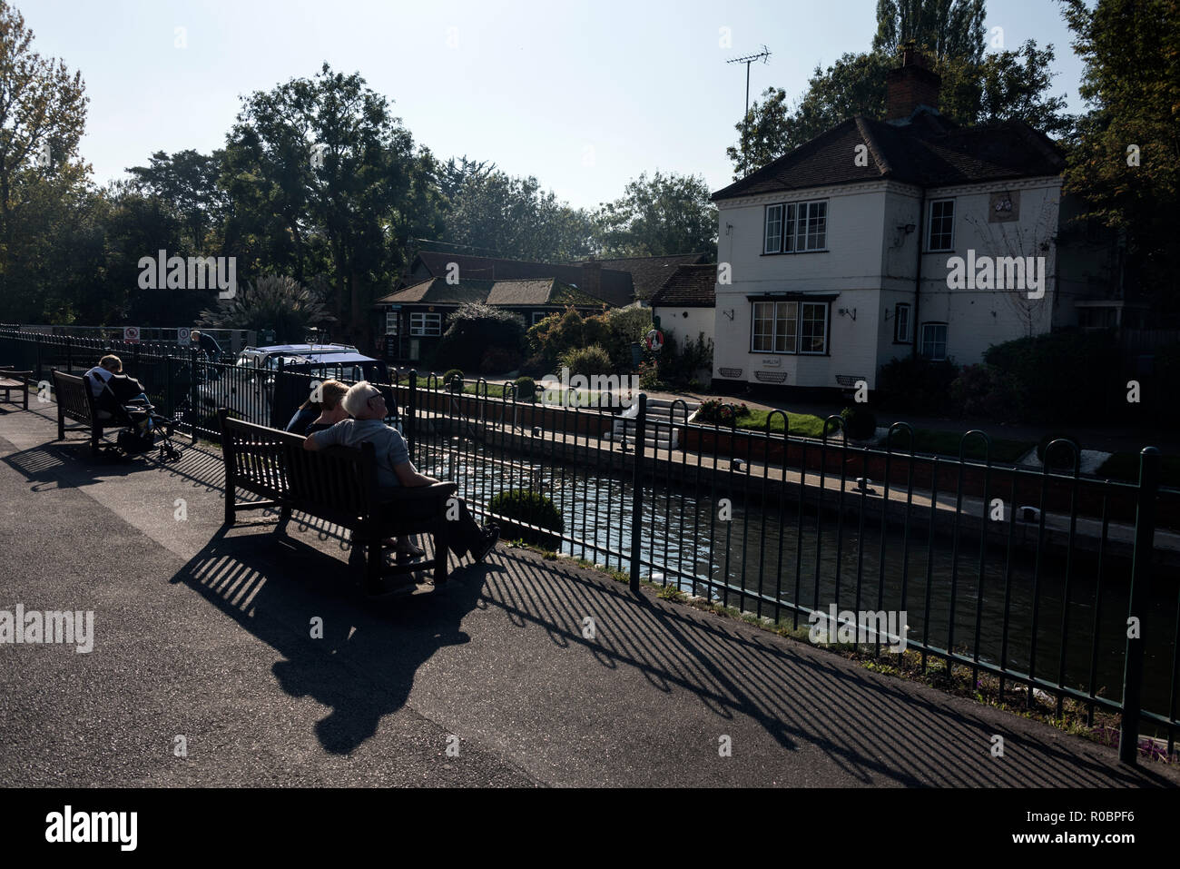 Besucher Entspannung in Marlow Lock auf der Themse in Dir warme Herbst Sonnenschein an Marlow in Buckinghamshire, Großbritannien Stockfoto