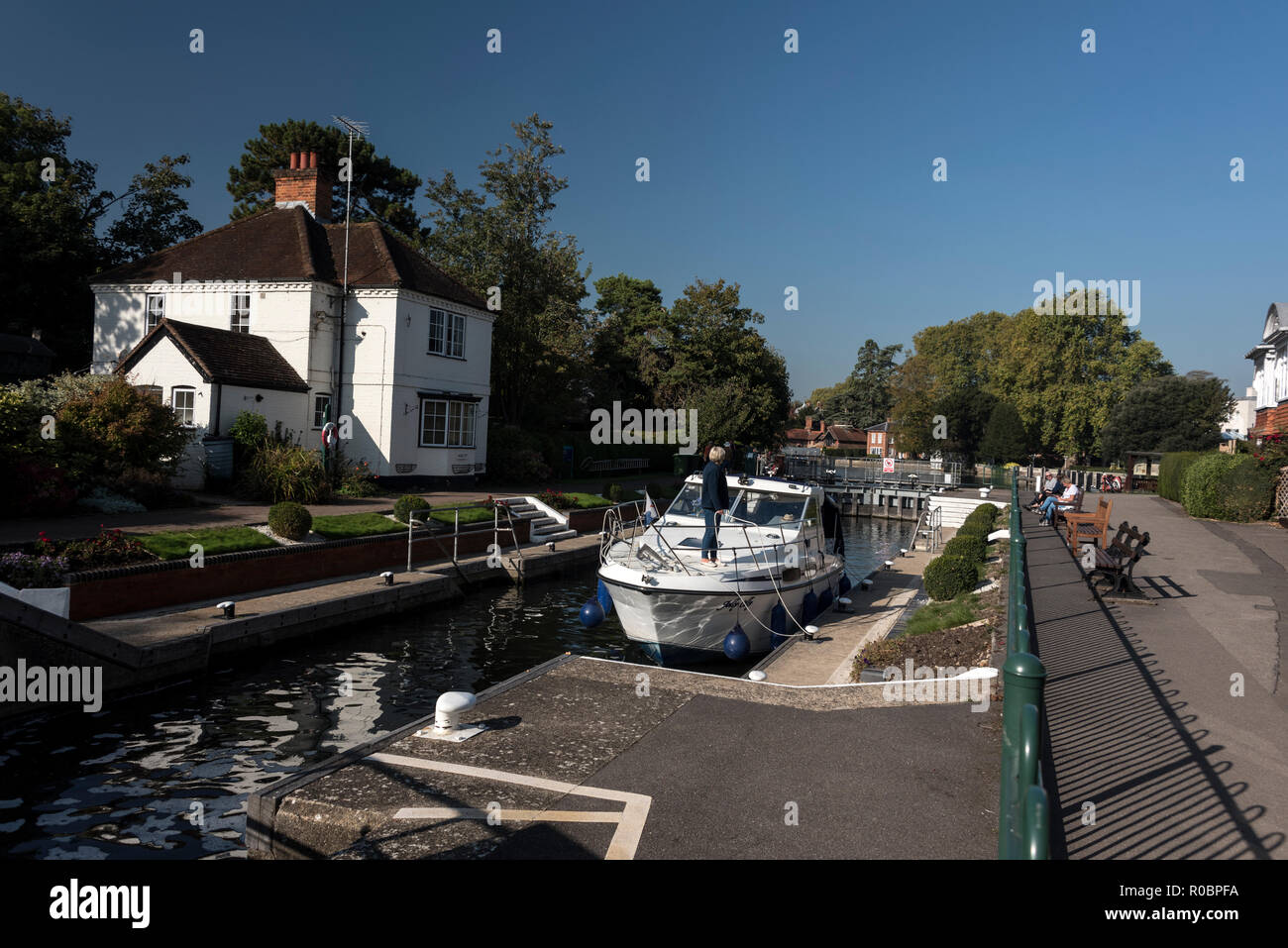 Ein fluss Cruiser am Schloss in Marlow Marlow in Buckinghamshire, Großbritannien, Stockfoto