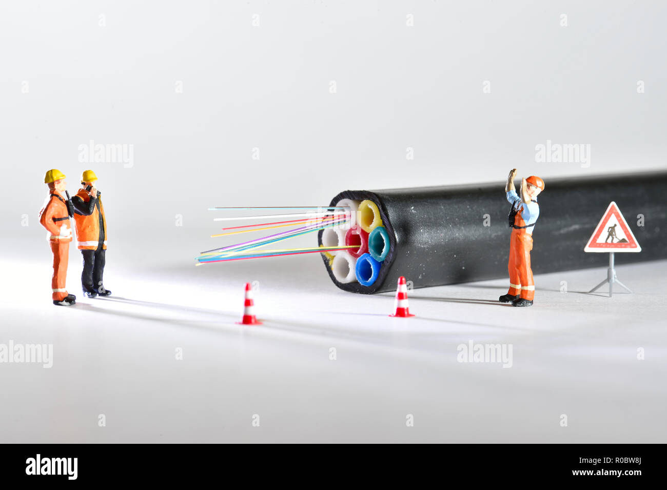 Ankunft der Fiber Optics Abbildung, Arbeit, mit Figuren und Kabel aus optischen Fasern. Stockfoto