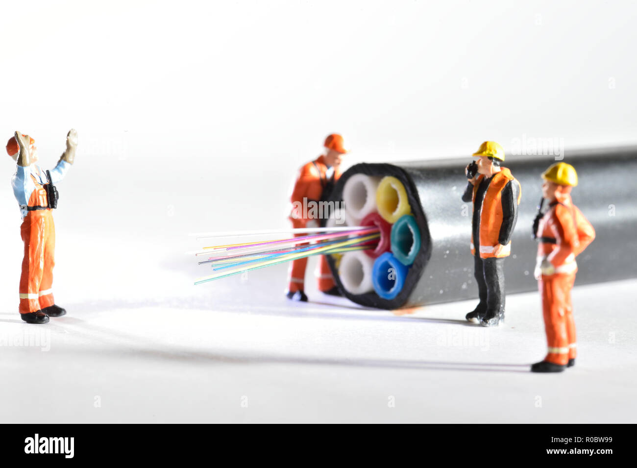 Ankunft der Fiber Optics Abbildung, Arbeit, mit Figuren und Kabel aus optischen Fasern. Stockfoto