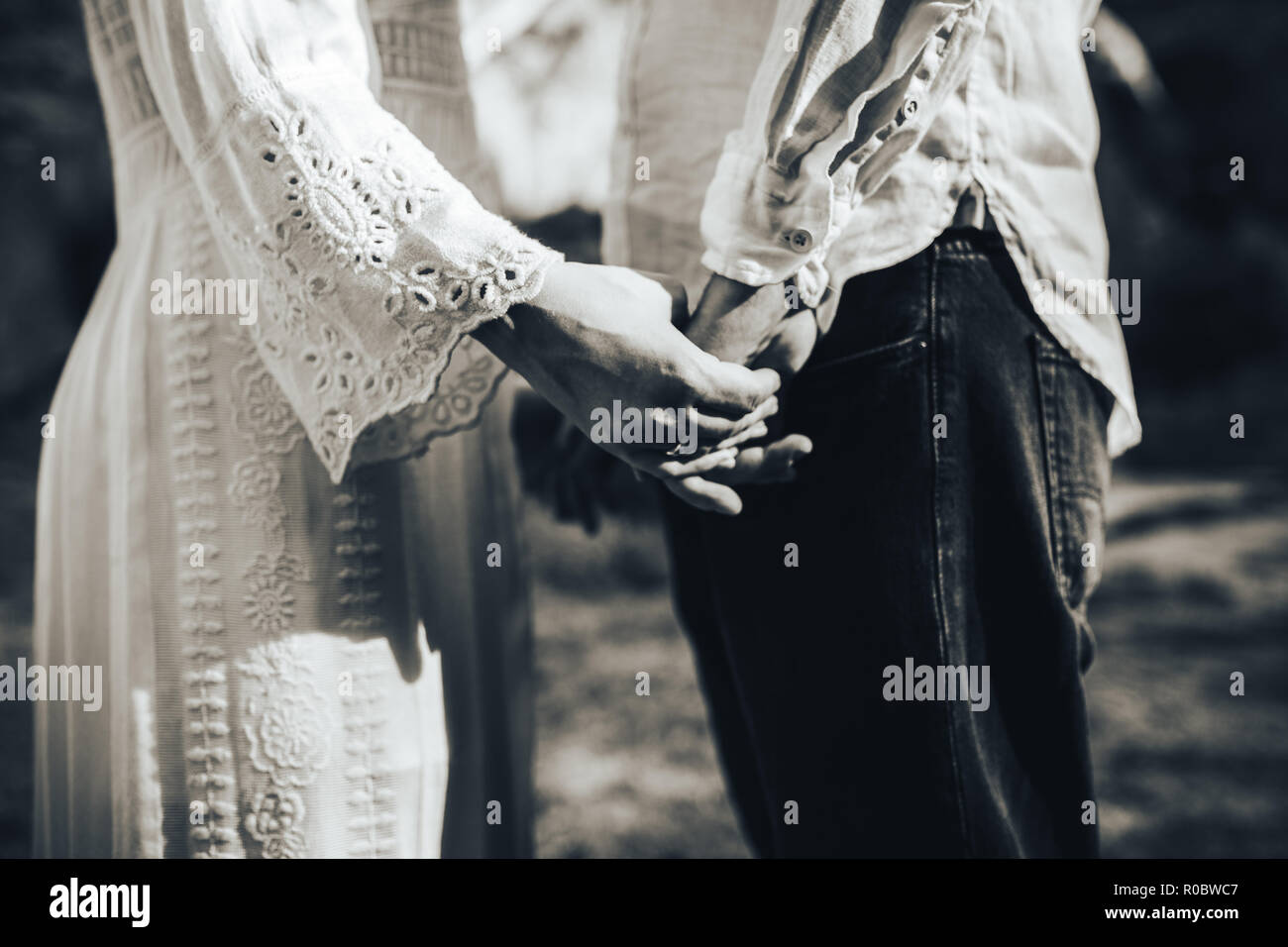 Brautpaar halten einander die Hände stehen von Angesicht zu Angesicht Stockfoto