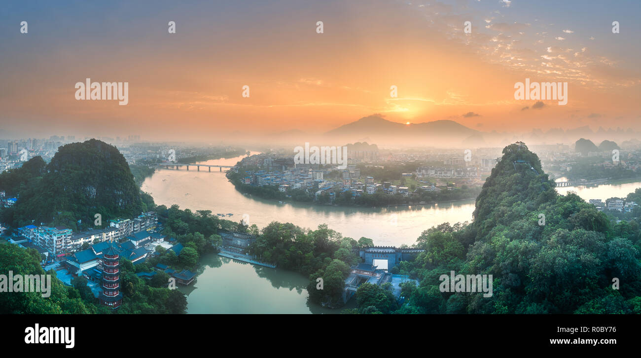Luftaufnahme von Guilin, Li Fluss und Karstgebirge Yangshuo und Xingping, Guangxi Provinz, China Stockfoto
