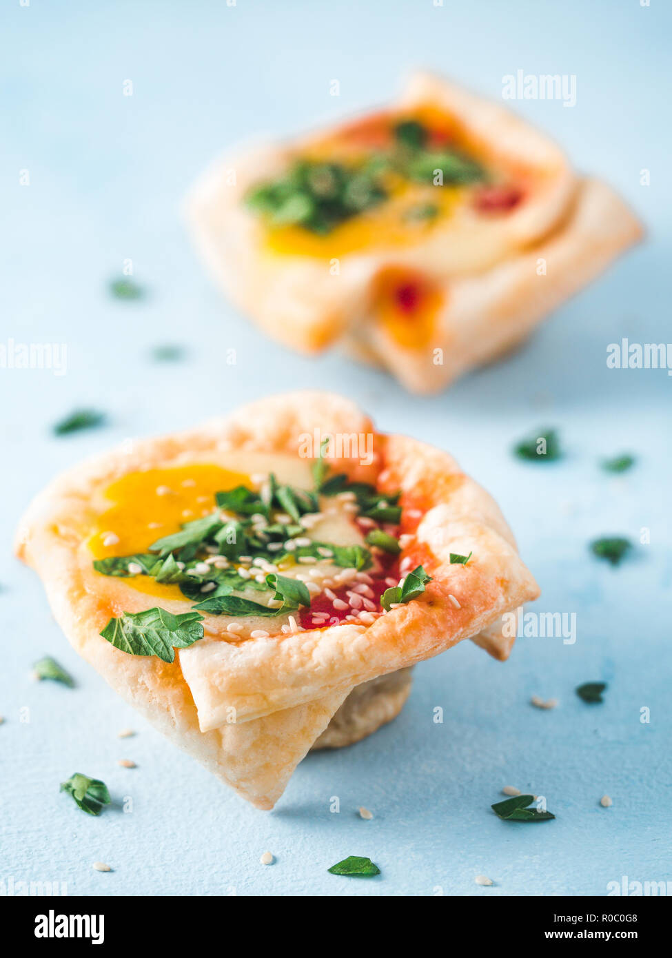 Ideen und Rezepte für eine gesunde Vegane Shakshouka Cups mit vegan Tofu, Eier und Kurkuma Eigelb. Blätterteig Blätterteig, Tomaten und Gemüse Sauce und frische grüne Petersilie. Kopieren Sie Platz für Text. Vertikale. Stockfoto