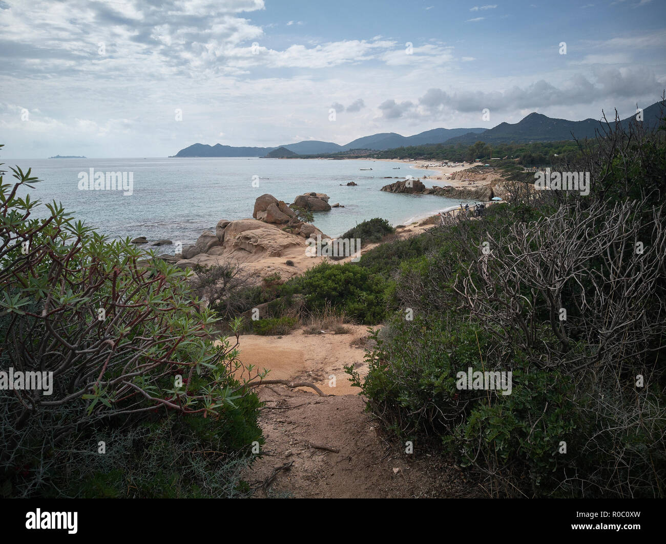 Wunderbare Aussicht auf den Strand von Santa Giusta an der südlichen Küste von Sardinien. Stockfoto