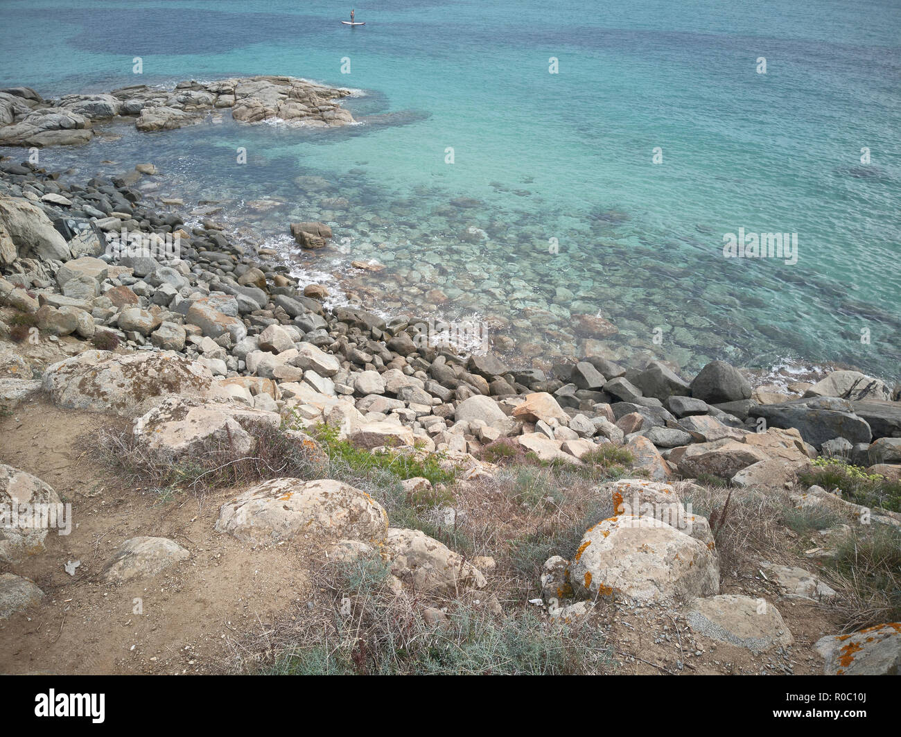 Detail einer Klippe, geht auf den transparenten Meer an der Südküste von Sardinien zu Spitze. Stockfoto