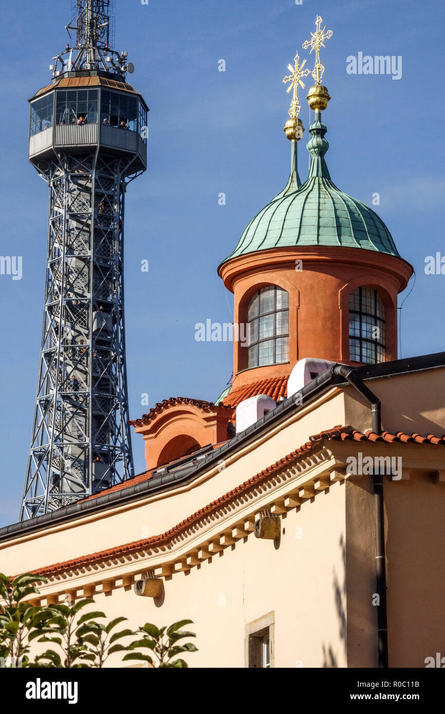 Petrin Aussichtsturm und St. Lawrence Kirche, Prag Tschechische Republik Stockfoto