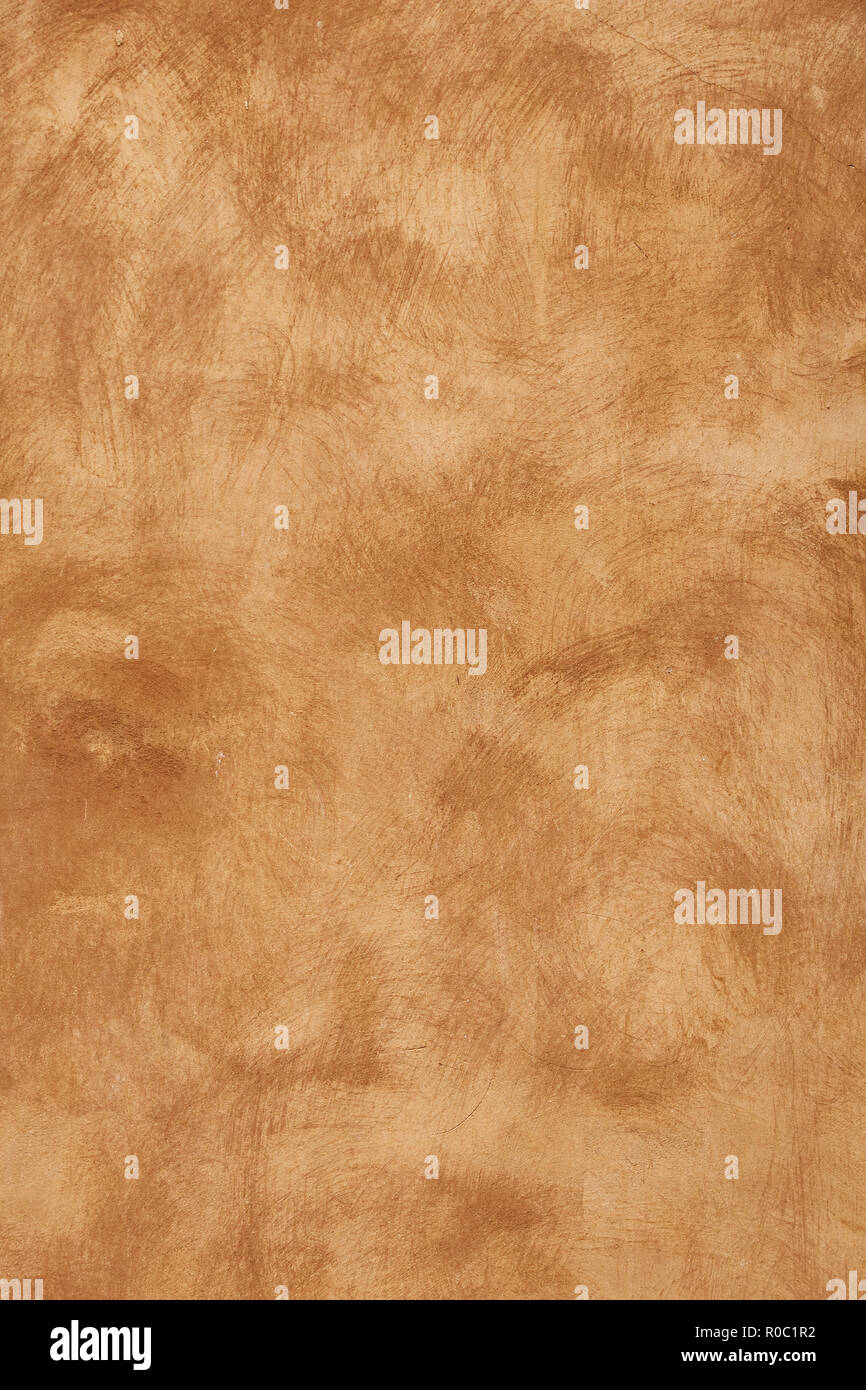 Grunge beige braun verblasst unebenen Alten daub Pflasterwand Textur Hintergrund mit Flecken und Pinselstriche, Nahaufnahme, vertikal Stockfoto