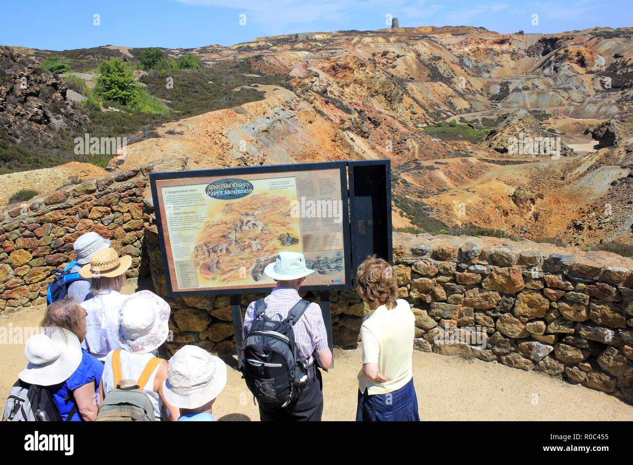 Touristen am Parys Mountain Copper Mines, Anglesey, Wales, Großbritannien Stockfoto