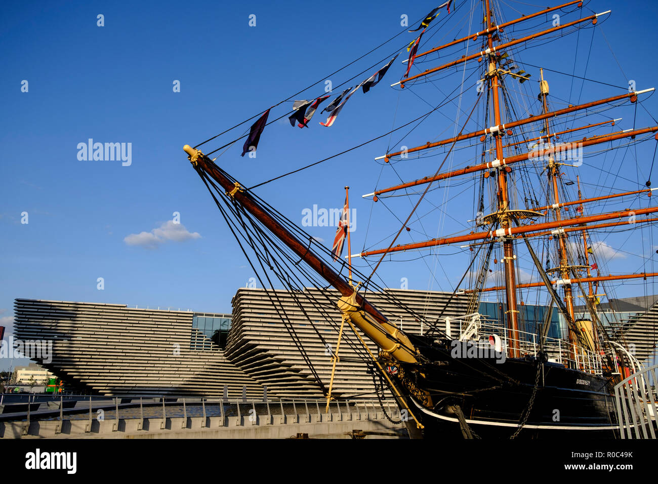 V&A Dundee Design Museum neben RRS Discovery Antarctic Survey ship, Schottland Stockfoto