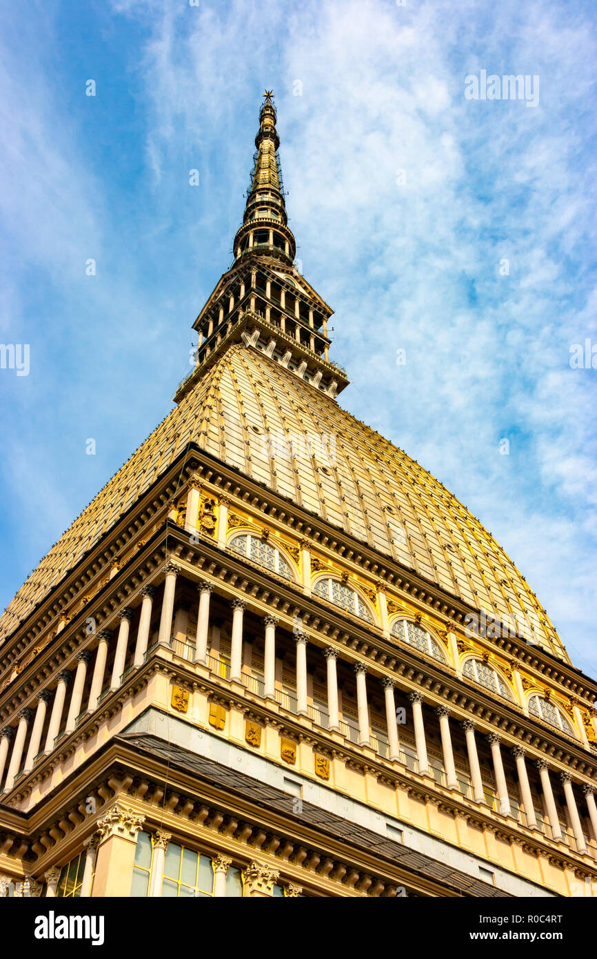 Low Angle vertikale Ansicht von Mole Antonelliana, Turin, Piemont, Italien Stockfoto