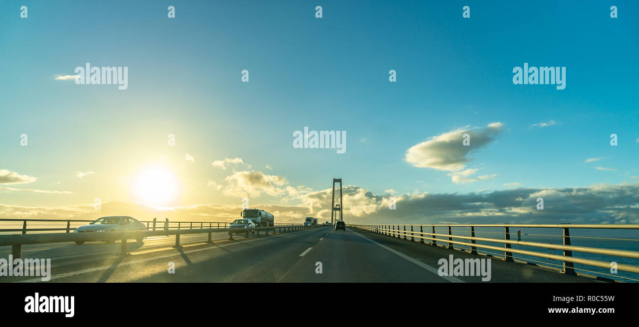 Die oeresund Brücke zwischen Schweden und Dänemark während der Überfahrt mit dem Auto im Panorama Stockfoto