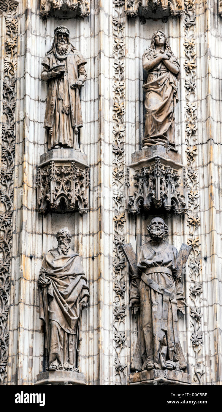 Sevilla, Spanien - 9. September 2017: Detail der Statuen von Heiligen in Stein an die Tür der Himmelfahrt der Kathedrale von Sevilla, Spanien geformt Stockfoto