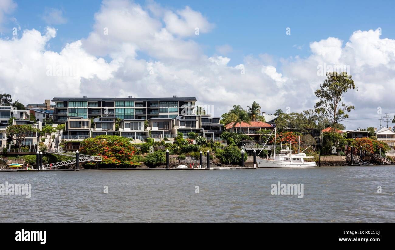 Luxus shoreline Gehäuse mit moorings,, Brisbane River, Australien. Stockfoto