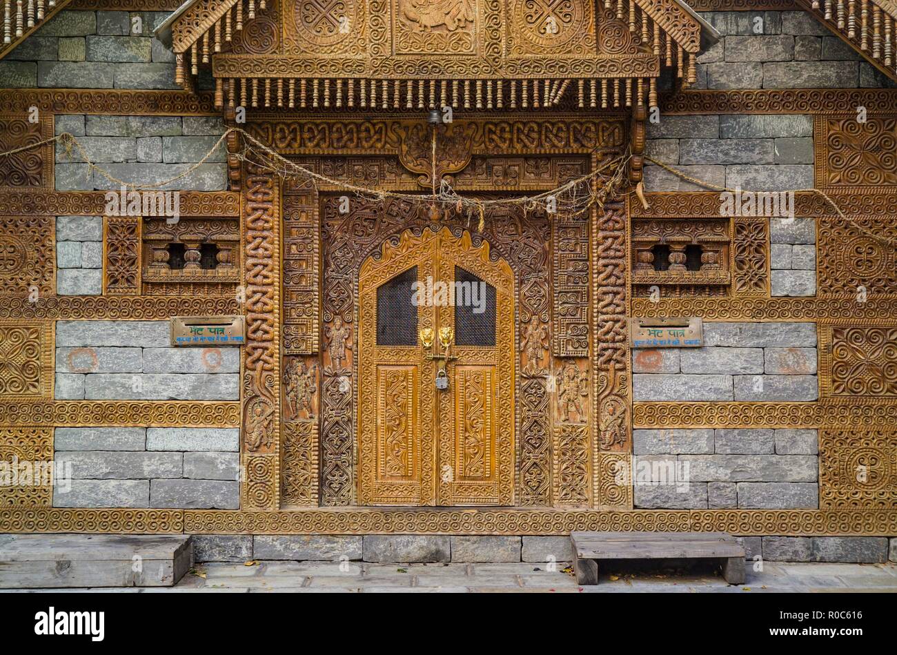 Indien, Kullu Tal.. Die Fassade des Hauses in Fort Naggar ist ein schönes Beispiel für die craftmansship der Holzschnitzer Stockfoto
