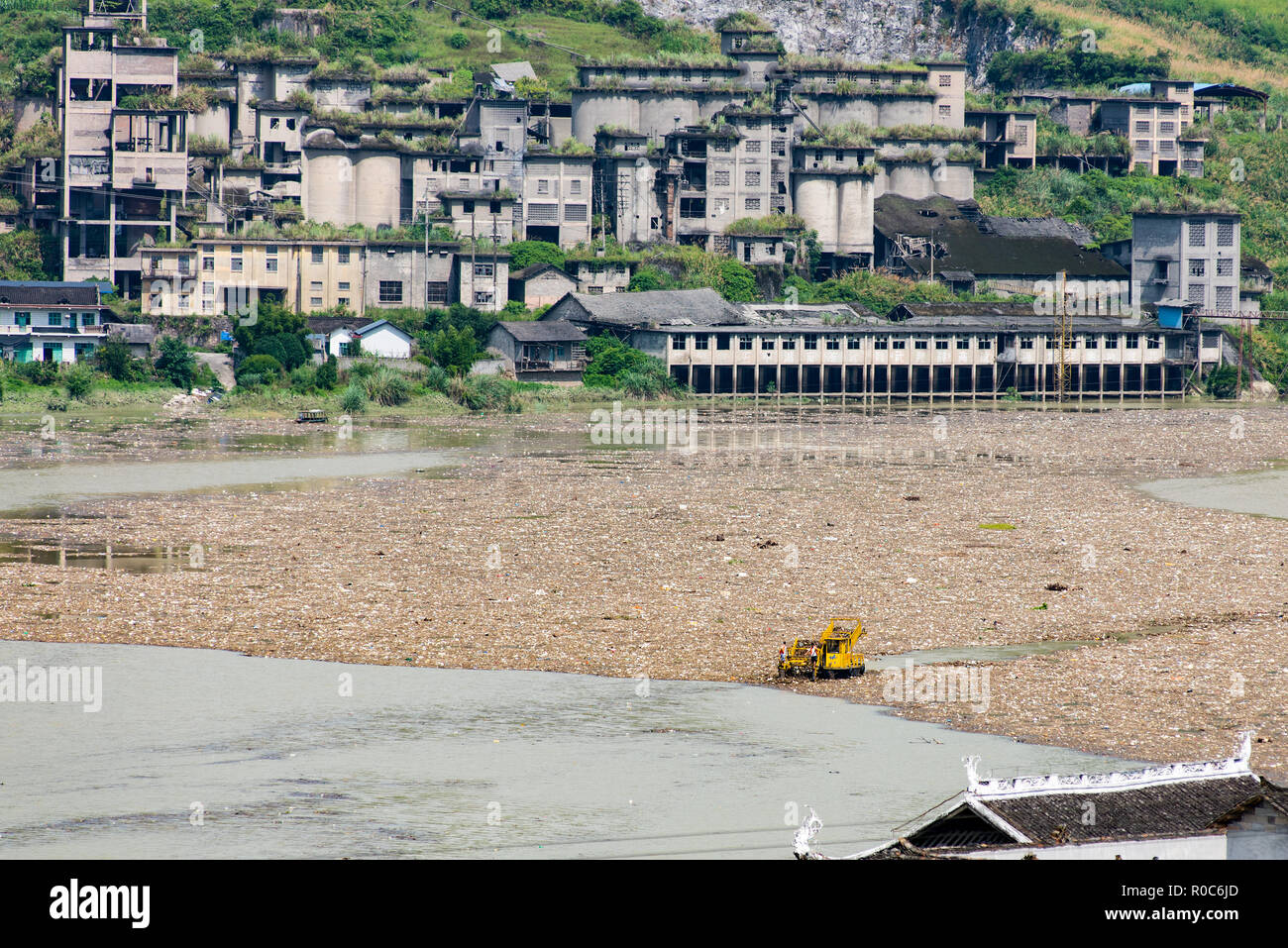 FURONG, Hunan, China, 10. JULI 2018: Kunststoff und andere Abfälle, die durch einen Schwall in der Sie Fluss gefangen ist, die für die Wiederaufarbeitung entfernt. Stockfoto
