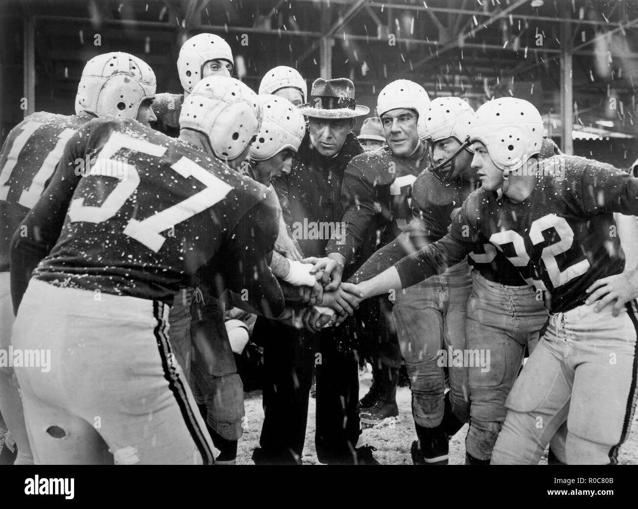 Fußballmannschaft in Unordnung, auf dem der Film "Der Mann, der kam zurück", Twentieth Century Fox, 1951 Stockfoto