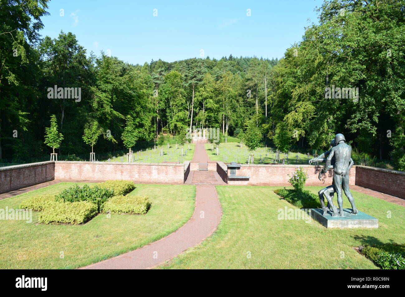 Ww 2 Ehrenfriedhof in Reimsbach ist ein Soldatenfriedhof, an den Ausläufern des Hunsrücks hohen Wald auf dem Land Saarland im Sommer entfernt Stockfoto