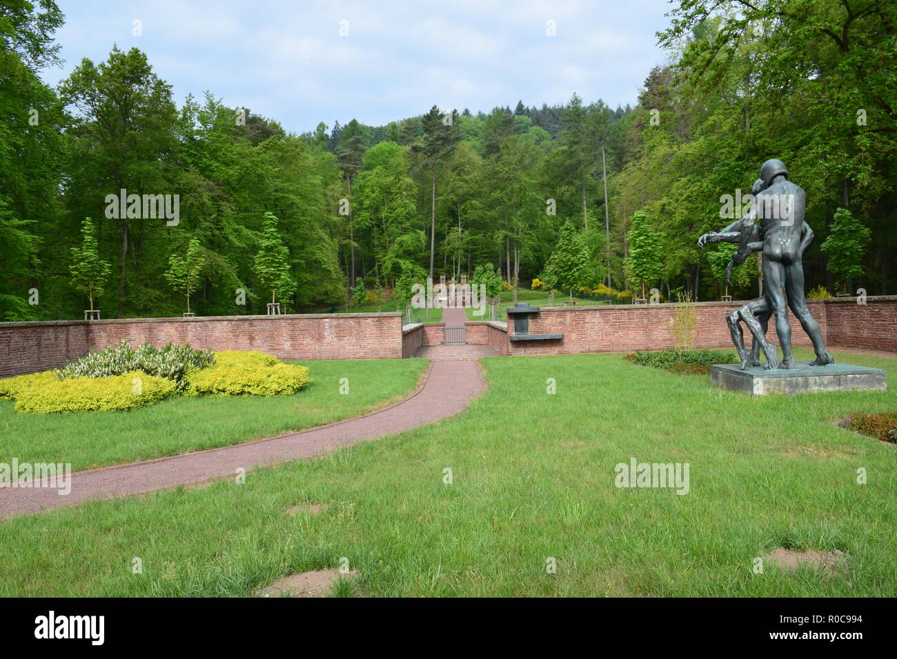 Ww 2 Ehrenfriedhof in Reimsbach ist ein Soldatenfriedhof, an den Ausläufern des Hunsrücks hohen Wald auf dem Land Saarland im Sommer entfernt Stockfoto