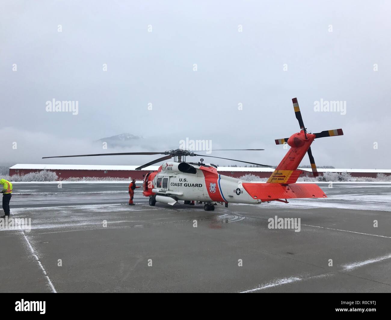 Ein Coast Guard Air Station Sitka MH-60 Jayhawk Helikopter aircrew rettet zwei verlorenen Bergleute am Chilkat River, 23 Meilen von Haines, Alaska, November 3, 2018. Die Jayhawks Crew entfernt die gestrandeten Männer, die durch ein Feuer sie gebaut hatte warm in der Nähe des Chilkat River zu bleiben. U.S. Coast Guard Foto von Leutnant Kellen Browne. Stockfoto