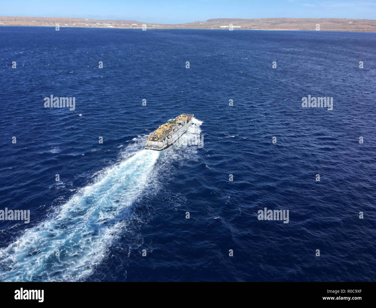 TINIAN, Commonwealth der Nördlichen Marianen (Nov. 3, 2018) - Landing Craft, Utility 1634 bewegt sich Personal und Ausrüstung zur Bekämpfung der Logistik Bataillon 31 von der USS Ashland (LSD 48) auf die Insel Tinian im Commonwealth der Nördlichen Marianen zugeordnet. Matrosen und Marines von Ashland, Teil der Wasp Amphibious Ready Gruppe und 31 Marine Expeditionary Unit Team, sind Verteidigungsministerium Unterstützung des Commonwealth von zivilen und lokalen Beamten der Nördlichen Marianen" als Teil der FEMA-unterstützte Typhoon Yutu Wiederaufnahme Bemühungen. (U.S. Marine Foto von LT Stockfoto