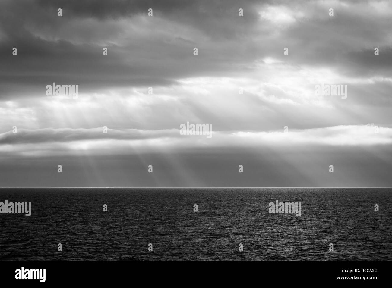 Sonnenstrahlen (Die Hand Gottes) über den Golf von St. Lawrence von der Fähre auf die Magdalena Inseln gesehen. Stockfoto