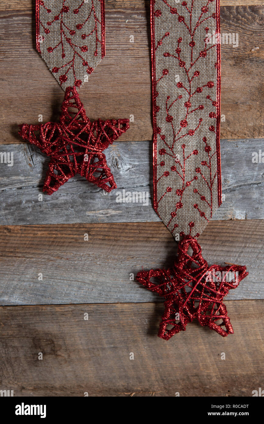 Authentische und rustikalen Weihnachten Dekorationen auf verwittertes Holz Stockfoto