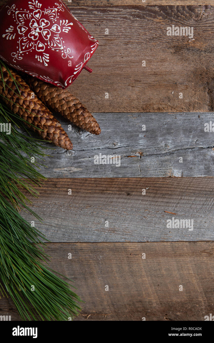 Authentische und rustikalen Weihnachten Dekorationen auf verwittertes Holz Stockfoto